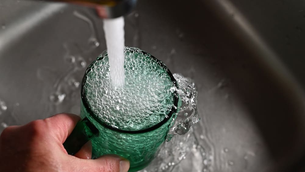grifo echando agua en un vaso